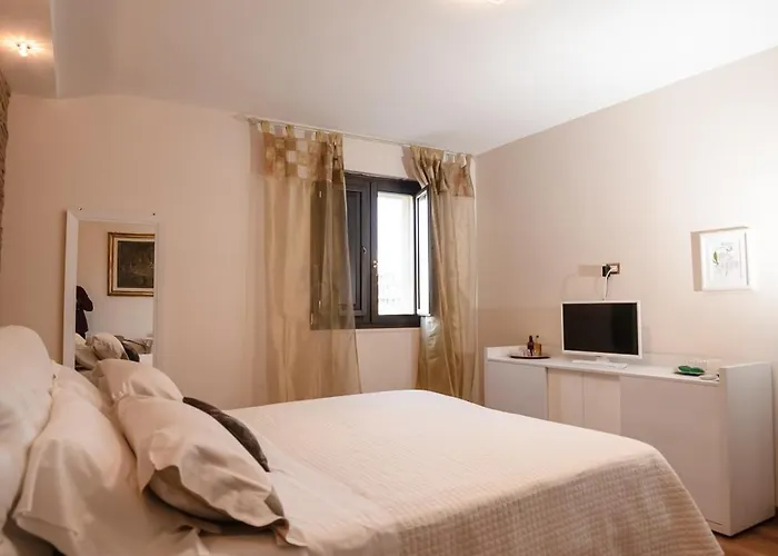 לינה וארוחת בוקר Maria Di Venere 3*